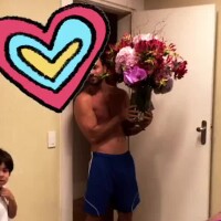 Juliana Paes ganha flores do marido e mostra reação do filho Pedro. Vídeo!