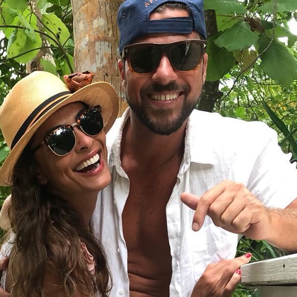 Juliana Paes curtiu férias com marido, Carlos Eduardo Baptista, nas Ilhas Malvidas
