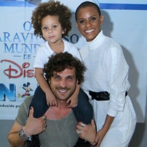 Igor Rickli e a mulher, Aline Wirley, com o filho, Antônio, no espetáculo Disney on Ice, na Jeunesse Arena, na zona oeste do Rio, nesta quarta-feira, 13 de junho de 2018