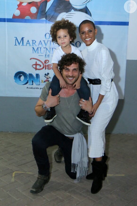Igor Rickli e a mulher, Aline Wirley, com o filho, Antônio, no espetáculo Disney on Ice, na Jeunesse Arena, na zona oeste do Rio, nesta quarta-feira, 13 de junho de 2018