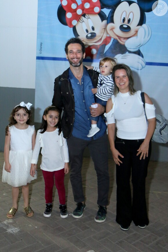 Mouhamed Harfouch e a mulher, Larissa Eyer, com a família no espetáculo Disney on Ice, na Jeunesse Arena, na zona oeste do Rio, nesta quarta-feira, 13 de junho de 2018
