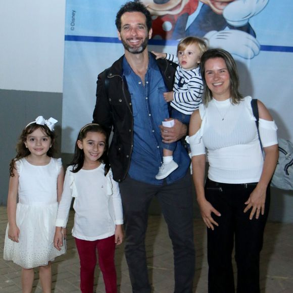 Mouhamed Harfouch e a mulher, Larissa Eyer, com a família no espetáculo Disney on Ice, na Jeunesse Arena, na zona oeste do Rio, nesta quarta-feira, 13 de junho de 2018