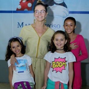 Bianca Rinaldi com as filhas gêmeas, Beatriz e Sofia, e uma amiga das meninas no espetáculo Disney on Ice, na Jeunesse Arena, na zona oeste do Rio, nesta quarta-feira, 13 de junho de 2018