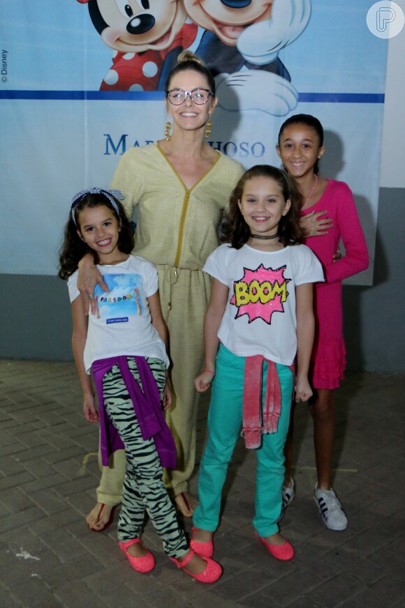 Bianca Rinaldi com as filhas gêmeas, Beatriz e Sofia, e uma amiga das meninas no espetáculo Disney on Ice, na Jeunesse Arena, na zona oeste do Rio, nesta quarta-feira, 13 de junho de 2018