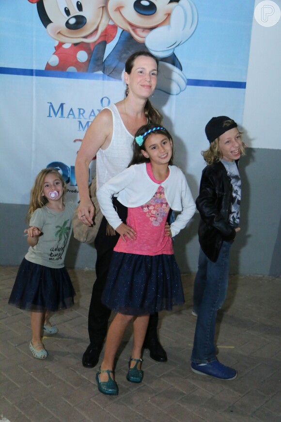 Vanessa Lóes com os filhos, Pilar, Cora e Gael, no espetáculo Disney on Ice, na Jeunesse Arena, na zona oeste do Rio, nesta quarta-feira, 13 de junho de 2018
