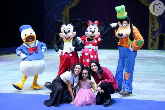 Giovana Cordeiro com a família no espetáculo Disney on Ice, na Jeunesse Arena, na zona oeste do Rio, nesta quarta-feira, 13 de junho de 2018