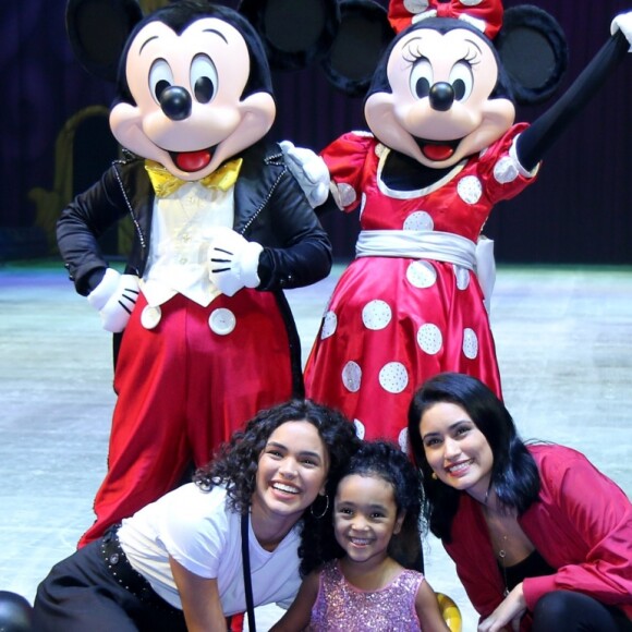 Giovana Cordeiro com a família no espetáculo Disney on Ice, na Jeunesse Arena, na zona oeste do Rio, nesta quarta-feira, 13 de junho de 2018