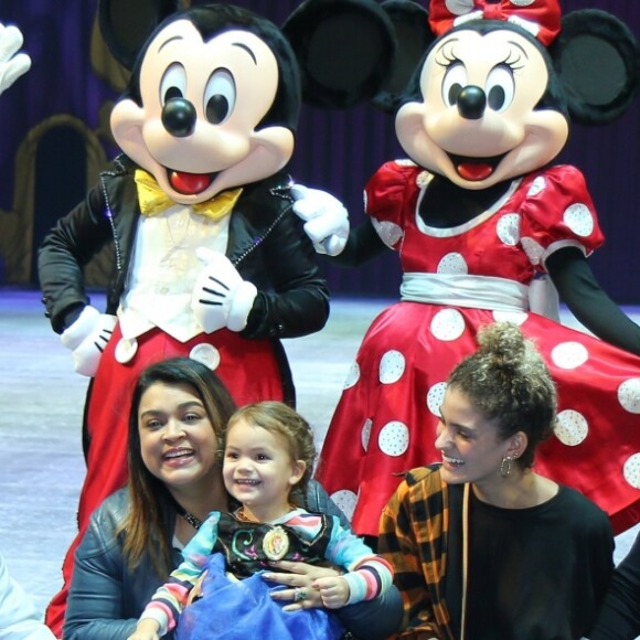 Preta Gil com a neta, Sol de Maria, no espetáculo Disney on Ice, na Jeunesse Arena, na zona oeste do Rio, nesta quarta-feira, 13 de junho de 2018