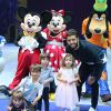 Sem Luana Piovani, Pedro Scooby levou os filhos, Dom, Bem e Liz, e um amigo das crianças para prestigiar o espetáculo Disney on Ice, na Jeunesse Arena, na zona oeste do Rio, nesta quarta-feira, 13 de junho de 2018