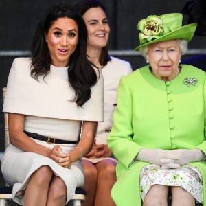 Meghan Markle e rainha Elizabeth II ficaram lado a lado durante a visita condado de Cheshire, em Londres, nesta quinta-feira, 14 de junho de 2018