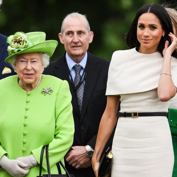 Meghan Markle apostou em um vestido Givenchy para a visita ao condado de Cheshire, em Londres, nesta quinta-feira, 14 de junho de 2018