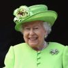 A rainha Elizabeth II se destacou com um sobretudo verde-limão da Stewart Parvin e chapéu Rachel Trevor-Morgan na visita ao condado de Cheshire, em Londres, nesta quinta-feira, 14 de junho de 2018