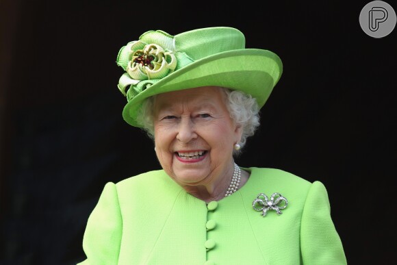 A rainha Elizabeth II se destacou com um sobretudo verde-limão da Stewart Parvin e chapéu Rachel Trevor-Morgan na visita ao condado de Cheshire, em Londres, nesta quinta-feira, 14 de junho de 2018