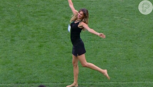 Durante ensaio da entrega da Taça da Copa do Mundo, Gisele Bündchen se soltou e se divertiu totalmente à vontade