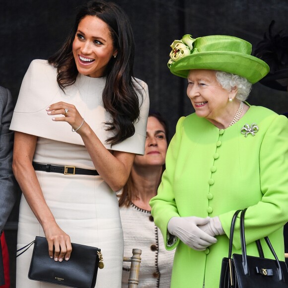 Meghan Markle e rainha Elizabeth II também fariam visita ao complexo de biblioteca, teatro e cinema e à apresentação de dança de crianças de uma escola de Cheshire, no norte da Inglaterra