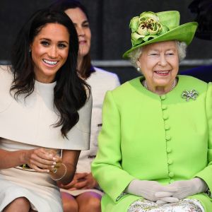 Meghan Markle se confundiu com protocolo da realeza durante viagem com a rainha Elizabeth II nesta quinta-feira, dia 14 de junho de 2018
