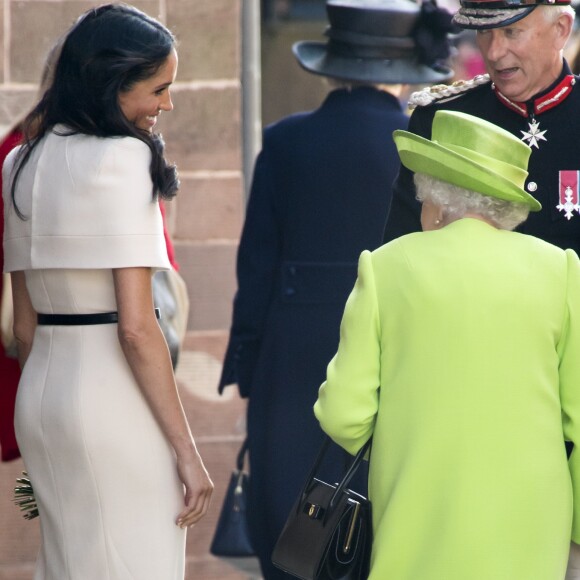 'Qual é a sua preferência?', perguntou Meghan Markle para a rainha Elizabeth II sobre quem deveria embarcar primeiro no carro