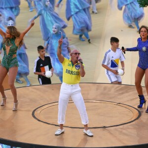 Claudia Leitte dividiu o palco com Jennifer Lopez e Pitbull na Copa 2014