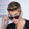 Justin Bieber posa no American Music Awards 2012 em Los Angeles, 18 de novembro de 2012. O cantor é garoto-propaganda da mesma marca que sua namorada Selena
