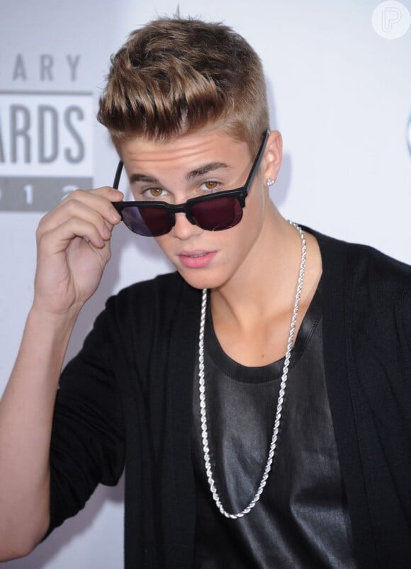 Justin Bieber posa no American Music Awards 2012 em Los Angeles, 18 de novembro de 2012. O cantor é garoto-propaganda da mesma marca que sua namorada Selena