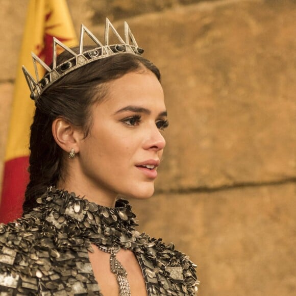 Catarina (Bruna Marquezine) tem ataque de raiva e chora ao ver beijo de Afonso (Romulo Estrela) e Amália (Marina Ruy Barbosa) nos próximos capítulos da novela 'Deus Salve o Rei': 'Como eu pude ser tão ingênua?!'