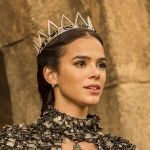 Catarina (Bruna Marquezine) chora ao descobrir traição do marido, Afonso (Romulo Estrela), com Amália (Marina Ruy Barbosa) nos próximos capítulos da novela 'Deus Salve o Rei': 'Afonso não vai largar a feirante! Eu pensei que ia fazer Afonso me amar!'