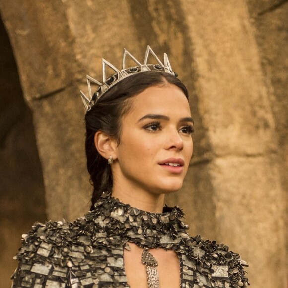 Catarina (Bruna Marquezine) chora ao descobrir traição do marido, Afonso (Romulo Estrela), com Amália (Marina Ruy Barbosa) nos próximos capítulos da novela 'Deus Salve o Rei': 'Afonso não vai largar a feirante! Eu pensei que ia fazer Afonso me amar!'