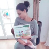 Débora Nascimento, com filha no colo, mostra certificado após 1ª vacina: 'Sofri'