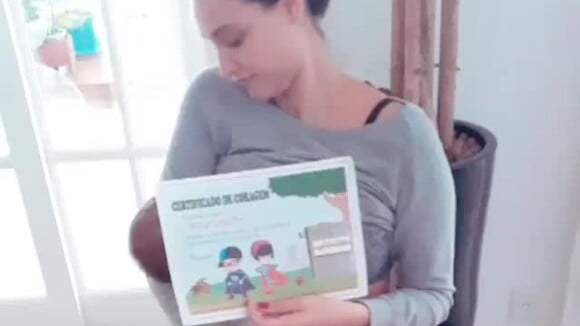 Débora Nascimento, com filha no colo, mostra certificado após 1ª vacina: 'Sofri'