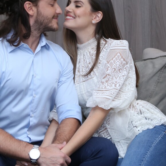 Camila Queiroz e Klebber Toledo também arriscaram alguns passos de música sertaneja