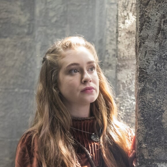 Amália (Marina Ruy Barbosa) vai ao castelo questionar Afonso (Romulo Estrela) sobre sua gravidez na novela 'Deus Salve o Rei'