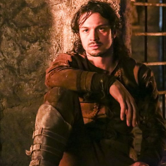 Afonso (Romulo Estrela) acredita ser pai do filho de Catarina (Bruna Marquezine) na novela 'Deus Salve o Rei'