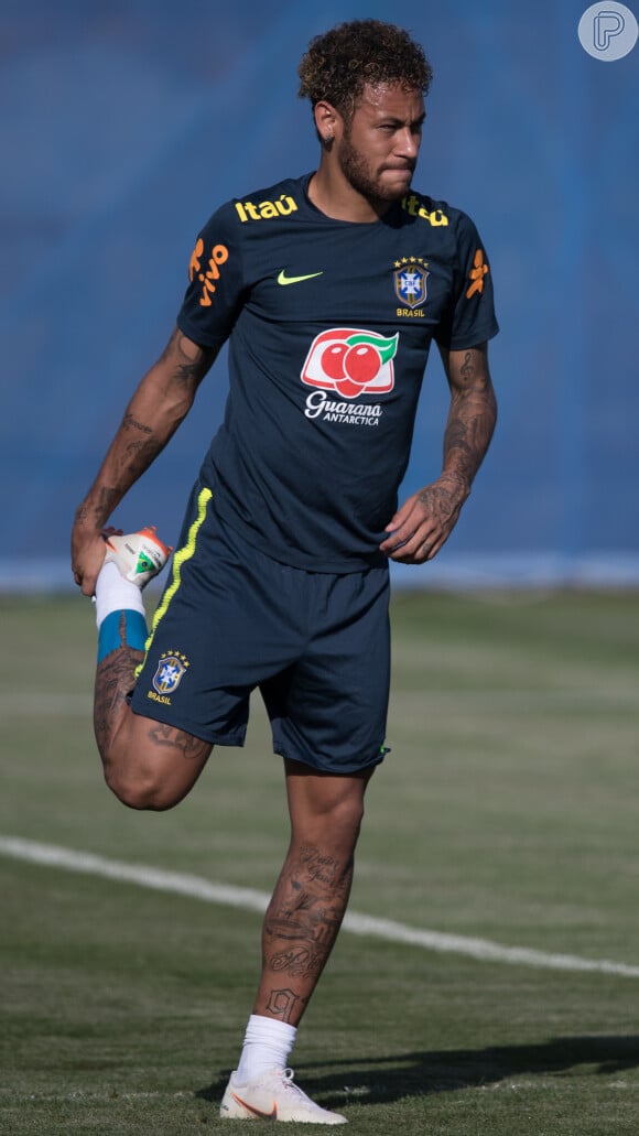 'Encontrei muitas dificuldades e me sinto um abençoado por chegar até aqui', falou Neymar, que operou o pé direito em março