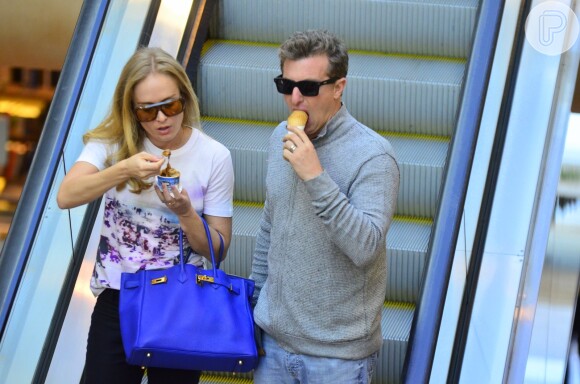 Angélica e Luciano Huck tomaram sorvete da loja Fredo, enquanto estavam no shopping