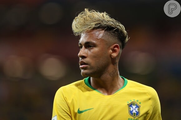 Neymar clareou os fios e fez um novo corte de cabelo para o jogo deste domingo, 17 de junho de 2018