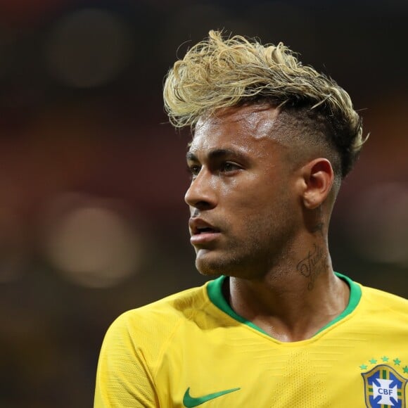 Neymar clareou os fios e fez um novo corte de cabelo para o jogo deste domingo, 17 de junho de 2018