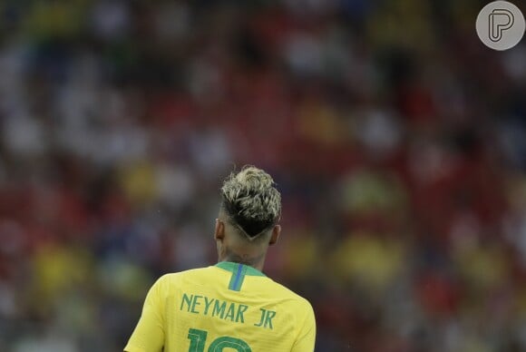 Detalhe do novo corte de cabelo de Neymar