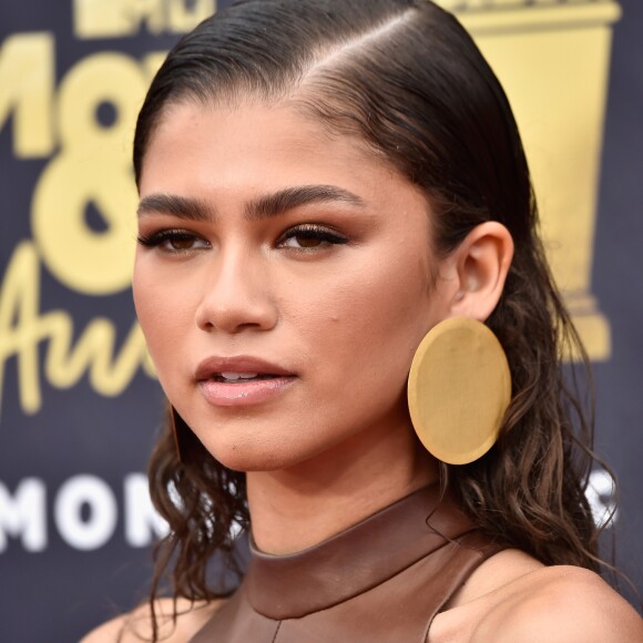 Zendaya no 2018 MTV Movie and TV Awards, realizado no Barker Hangar, em Santa Mônica, na Califórnia, Estados Unidos, em 16 de junho de 2018