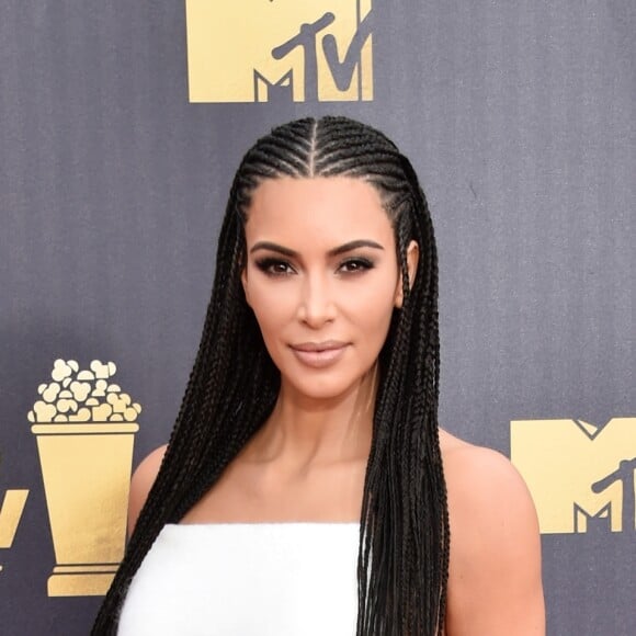 Kim Kardashian no 2018 MTV Movie and TV Awards, realizado no Barker Hangar, em Santa Mônica, na Califórnia, Estados Unidos, em 16 de junho de 2018