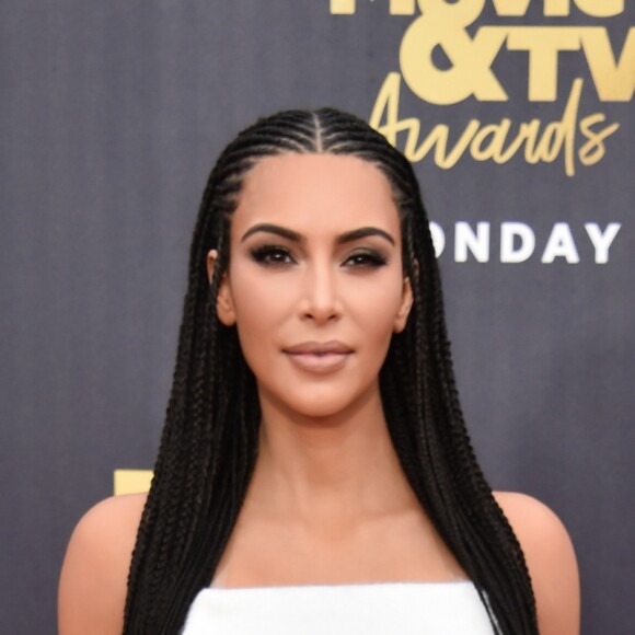 Kim Kardashian no 2018 MTV Movie and TV Awards, realizado no Barker Hangar, em Santa Mônica, na Califórnia, Estados Unidos, em 16 de junho de 2018