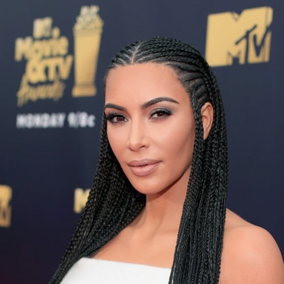 Kim Kardashian no 2018 MTV Movie and TV Awards, realizado no Barker Hangar, em Santa Mônica, na Califórnia, Estados Unidos, em 16 de junho de 2018