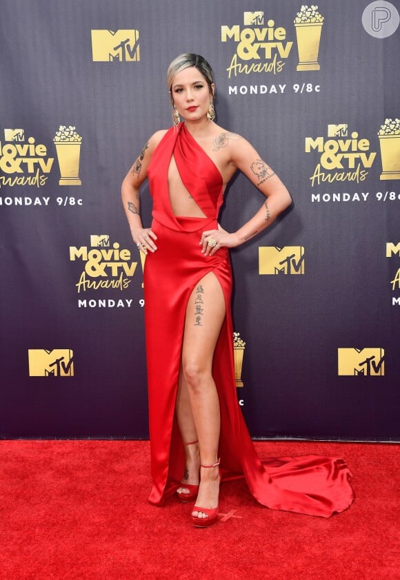 A cantora Halsey no 2018 MTV Movie and TV Awards, realizado no Barker Hangar, em Santa Mônica, na Califórnia, Estados Unidos, em 16 de junho de 2018