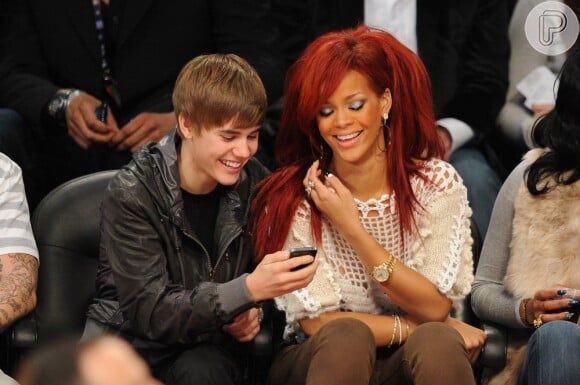 Justin Bieber e Rihanna se divertem em jogo de basquete. Selena Gomez terminou o namoro com o astro ao descobrir que ele e a Bad Girl tiveram um romance