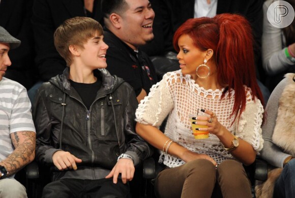 Justin Bieber e Rihanna se encontraram em um jogo de basquete em Los Angeles, em 20 de fevereiro de 2011. Segundo a revista 'Life & Style', os artistas viveram um affair
