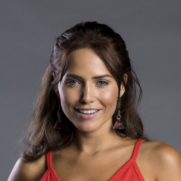 Rosa (Leticia Colin) se passa por sobrinha de Laureta (Adriana Esteves) e em conversa com Januária (Zeca de Abreu) descobre que Valentim (Danilo Mesquita) é filho de Luzia (Giovanna Antonelli) na novela 'Segundo Sol'