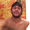 Longe de Bruna Marquezine, Neymar se diverte com amigos em jogo de poquêr