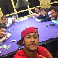 Sem Bruna Marquezine, Neymar curte noite com amigos: 'Muita resenha'