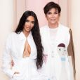 Kim Kardashian posou ao lado da mãe, Kris Jenner, em sua loja pop up KKW Beauty and Fragrance no shopping Westfield Century City, em Los Angeles, na Califórnia, nesta segunda-feira, 18 de junho de 2018