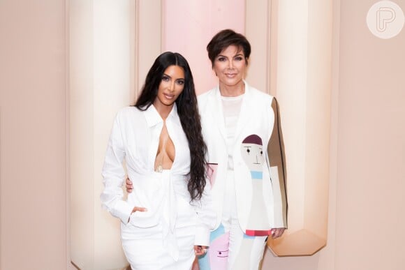 Kim Kardashian posou ao lado da mãe, Kris Jenner, em sua loja pop up KKW Beauty and Fragrance no shopping Westfield Century City, em Los Angeles, na Califórnia, nesta segunda-feira, 18 de junho de 2018