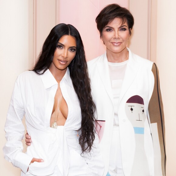 Kim Kardashian posou ao lado da mãe, Kris Jenner, em sua loja pop up KKW Beauty and Fragrance no shopping Westfield Century City, em Los Angeles, na Califórnia, nesta segunda-feira, 18 de junho de 2018